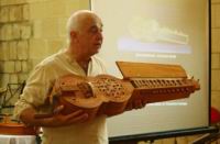 Organistrum, tenu par Christian-Brassy